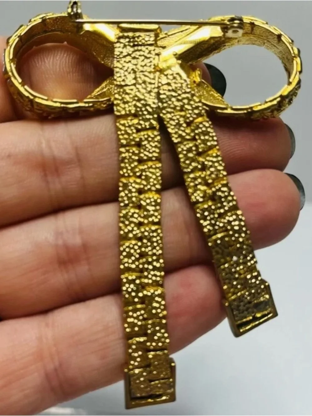 1980 Vintage Bow Ribbon Brooch Pin Gold Tone Nugget Textured Articulated Tail